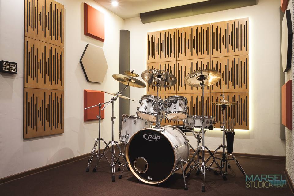 pomieszczenie z perkusją i panelami akustycznymi