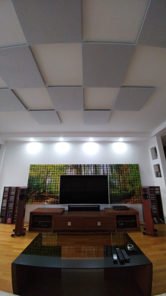 pokój z panelami akustycznymi na sufit