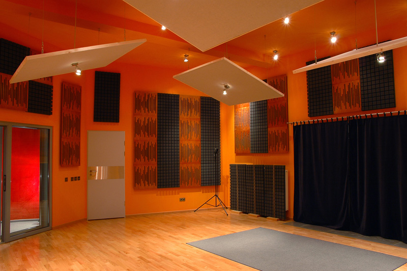 pomieszczenie z panelami akustycznymi